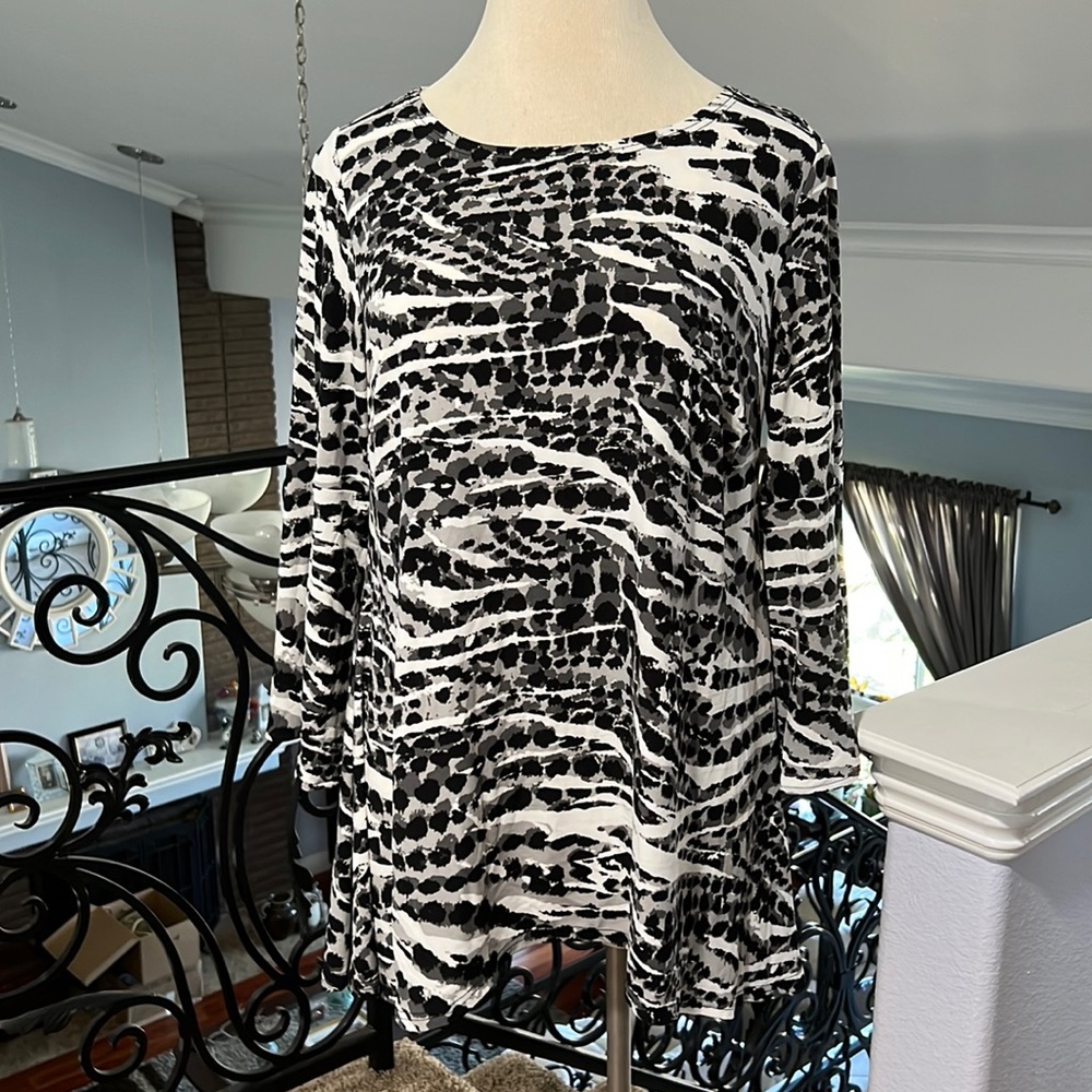 Black & White Abstract Top or Cover-Up - Picture 1 of 8
